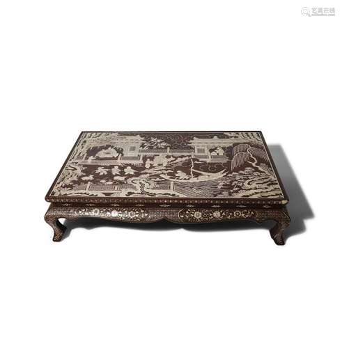 PETITE TABLE DE LACQUERRE EN INLAÏDE DE MÈRE DE PERLE CHINOI...