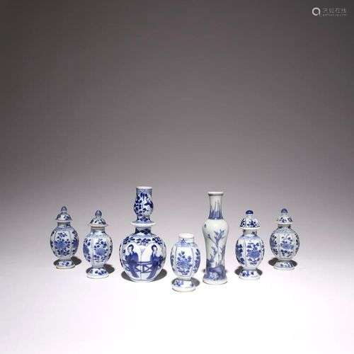 SEPT VASES MINIATURE CHINOIS BLEU ET BLANC DU 17e SIÈCLE Com...