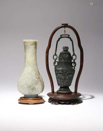 VASE EN PIRE EN JADE CELADON CHINOIS ET VASE ET COUVERCLE EN...