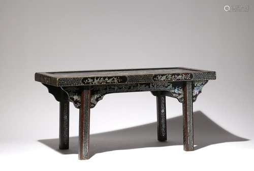 PETITE TABLE DE LACQUER INLAÏDE DE MÈRE DE PERLE CHINOISE 17...