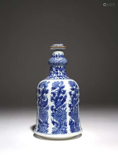 BASE DE HOOKAH CHINOIS BLEU ET BLANC KANGXI 1662-1722 Le cor...