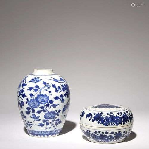 VASE OVOÏDE BLEU ET BLANC CHINOIS, BOÎTE CIRCULAIRE ET COUVE...