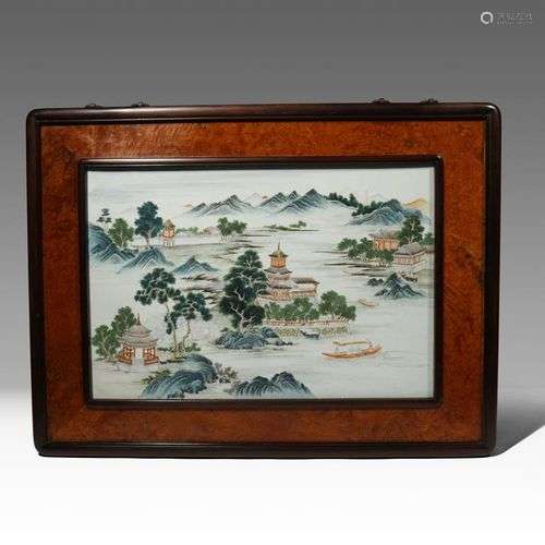 PLAQUE DE PAYSAGE EN PORCELAINE ENAMELÉE CHINOISE PÉRIODE RÉ...