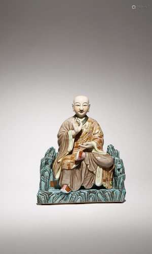 GRANDE FIGURE EN PORCELAINE ENAMELÉE CHINOISE D'UN MONQUE, P...