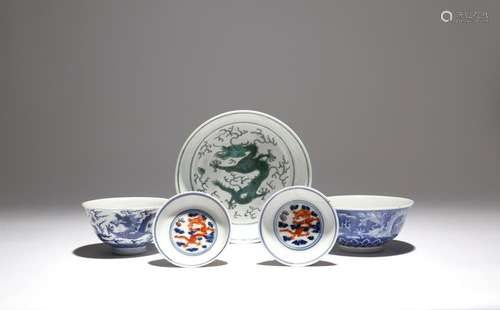 CINQ OBJETS EN PORCELAINE CHINOISE DE TYPE 