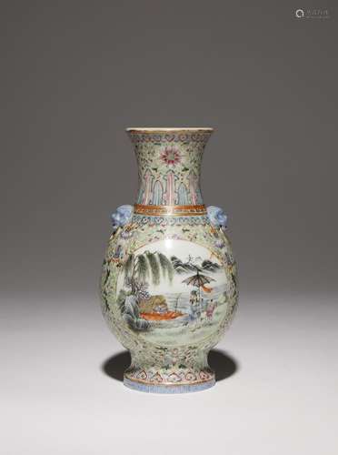 VASE DE FAMILLE CHINOISE EN VERRE ROSE PÉRIODE RÉPUBLIQUE Le...