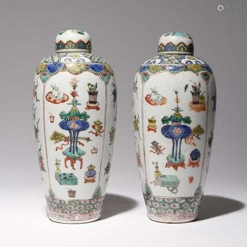 PAIRE DE VASES OVOÏDES DE LA FAMILLE VERTE CHINOISE 