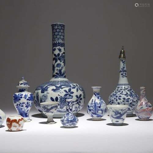 PETITE COLLECTION D'OBJETS EN PORCELAINE CHINOISE 17e-19e SI...