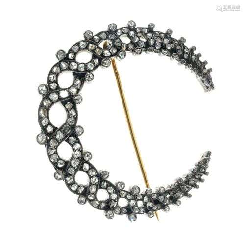 Broche croissant en or et argent sertie de diamants. Poids b...