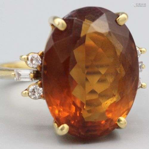 Bague en or ornée d’une citrine épaulée de deux diamants bag...