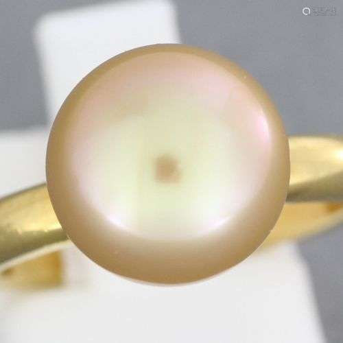 Bague en or ornée d’une perle Gold. Poids brut : 8,8 g