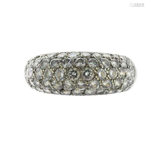 Bague en or gris sertie d’un pavage de diamants. Poids brut ...