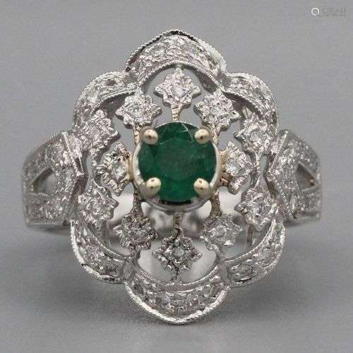 Bague en or ornée d’une émeraude centrale et de brillants. P...