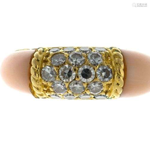 VAN CLEEF ARPELS. Bague “Philippine” en or jaune centrée d’u...