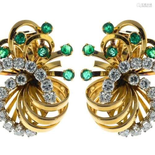 BOUCHERON Paris. Paire de clips d’oreille en or stylisant de...