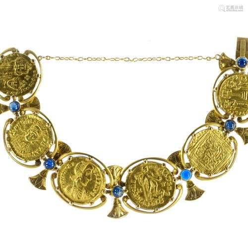 Bracelet en or serti de cinq solidus byzantins et une pièce ...