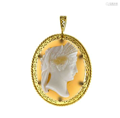 Pendentif broche en or centré d’un élégant camée sur agate r...