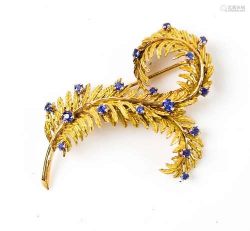 Broche plume en or ornée de saphirs. Poids brut : 22,9 g