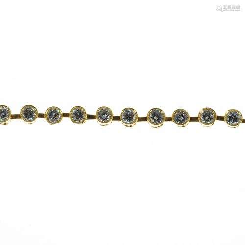 Bracelet ligne en or serti de 38 diamants totalisant environ...