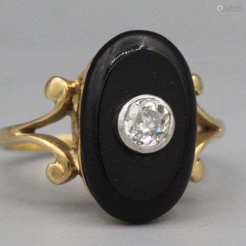 Bague en or ornée d’un onyx centré d’un diamant - Poids brut...