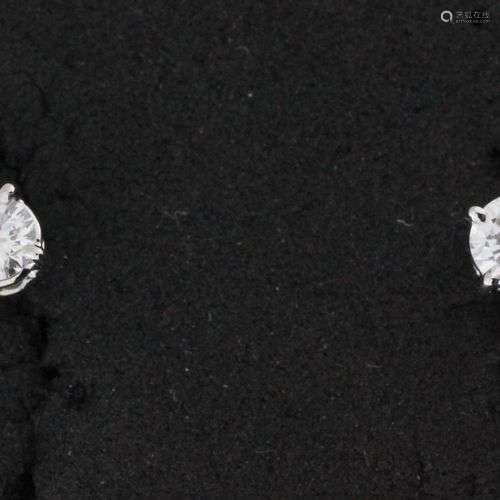 Paire de puces d’oreilles en or gris serties de brillants do...