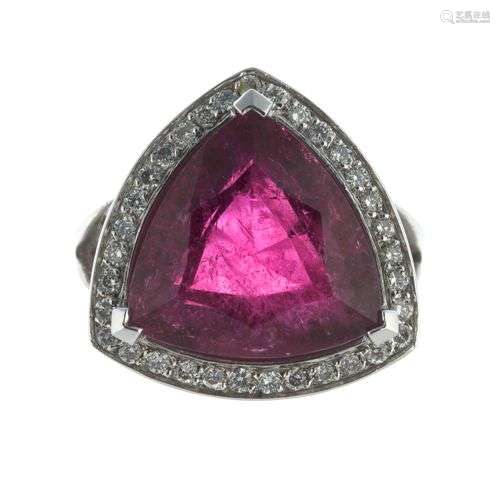 Bague en or gris centrée d’une rubellite de taille troïdia d...