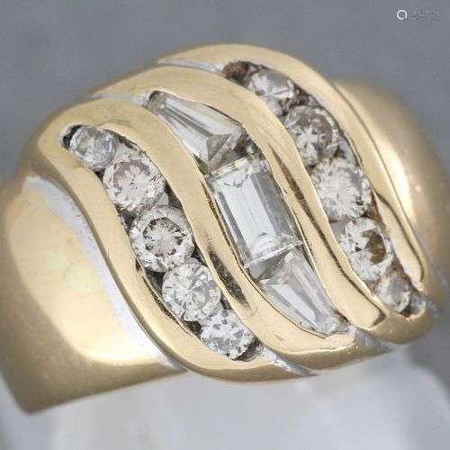 Bague en or ornée de lignes de diamants de taille baguette e...