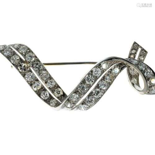 Broche en or formant draperie sertie de brillants. Poids bru...