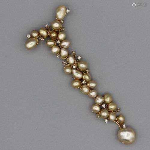 Important pendentif articulé en or jaune serti de perles et ...