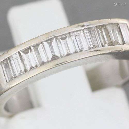 Bague en or sertie d’une ligne de diamants baguette- Poids b...