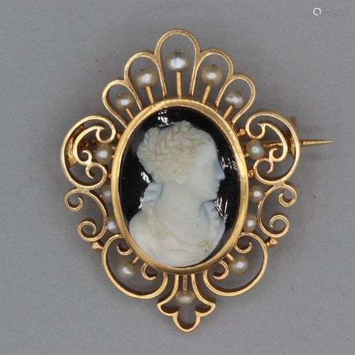 Broche en or ornée d’un camée sur agate dans un entourage de...