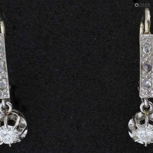 Paire de boucles d’oreilles dormeuses en or serties de diama...