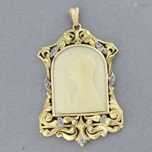 Médaille Art Nouveau en or ornée d’une vierge sur ivoire ent...