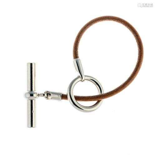 HERMES. Bracelet “Glénan”. en métal argenté et cuir naturel ...