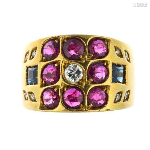 Bague damier en or enrichie de rubis, de diamants et de saph...