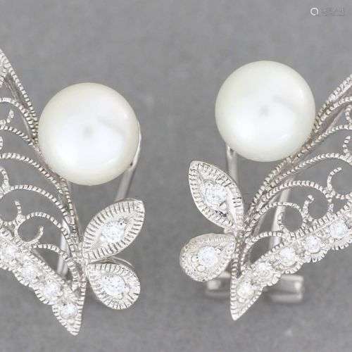 Paire de boucles d’oreilles “Volutes” en or serties de diama...