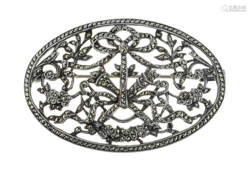 Broche en argent à décor de nœud et de rubans sertis de marc...