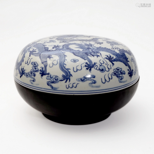 A BLUE AND WHITE BOX WITH DRAGON PATTERN PAINTED