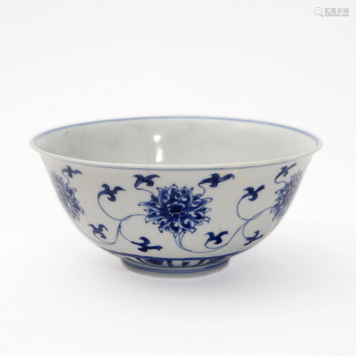 A BLUE AND WHITE BOWL WITH LOTUS PATTERN