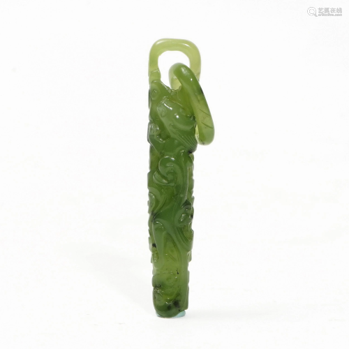AN EXQUISITE GREEN JADE PENDANT, CARVED WITH DRAGON
