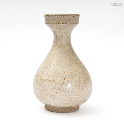 A WHITE-GLAZED VASE WITH A DISC-SHAPED MOUTH