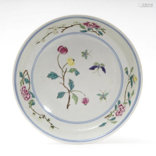 A FAMILLE ROSE PLATE