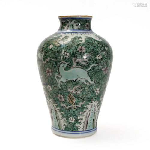 A PLAIN THREE-COLOR VASE WITH SEA AND HORSE PATTERNS