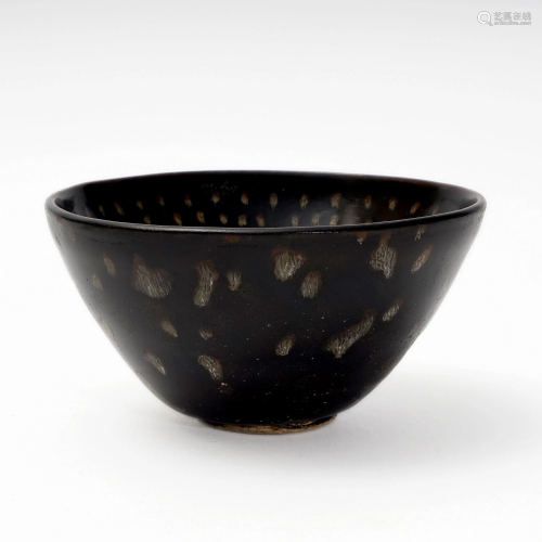 A JIZHOU KILN CUP WITH STRIPED STAR PATTERN