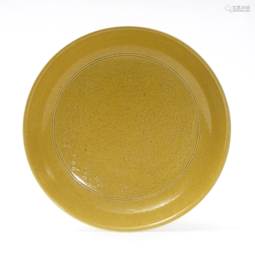 A YELLOW GLAZE PLATE WITH DRAGON DESIGN