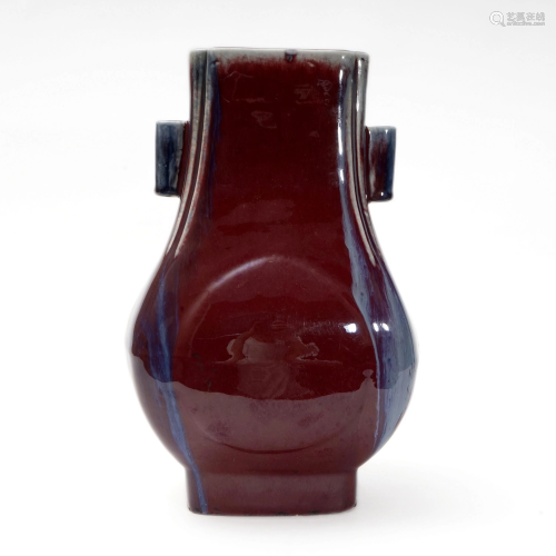 A COLOR-CHANGING RED-GLAZED VASE WITH DOUBLE HANDLES