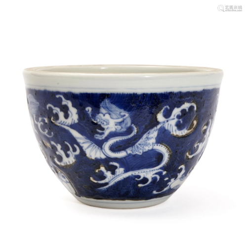 A BLUE AND WHITE URN WITH DRAGON PATTERN