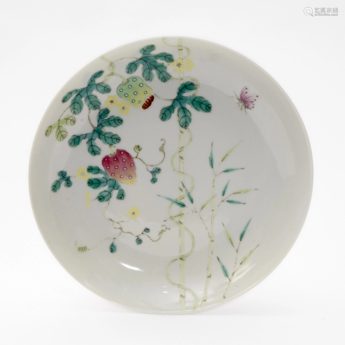 A FAMILLE ROSE PLATE