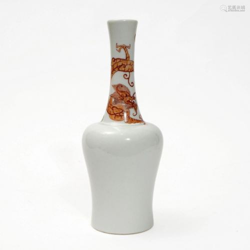 AN ALUM RED RATTLE-SHAPED BOTTLE WITH A DRAGON PATTERN
