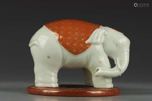 雕塑青釉矾红描金福象摆件